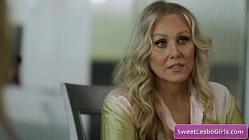 Une Jeune Femme Blonde Excit E S Duit Sa Belle M Re Aux Gros Seins Julia Ann Anna Claire