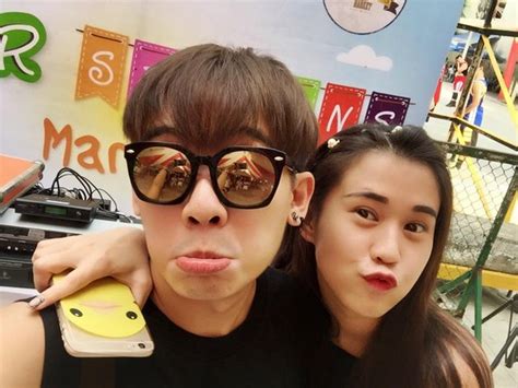 Soi những kiểu chụp ảnh cực bá đạo của các hot teen với bạn thân