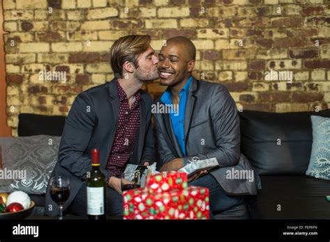 Gay Couple Kissing Man Banque De Photographies Et Dimages Haute R Solution Alamy