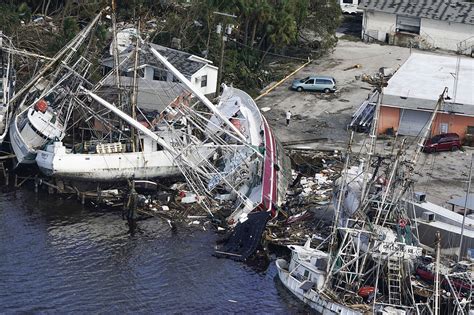 En esta foto aérea barcos dañados y escombros MARCA Usa