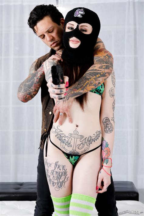 Tattooed Bimbo In High Knee Socks Gets Down On Her Knees To Fuck Hard Knob Photos Small Hands