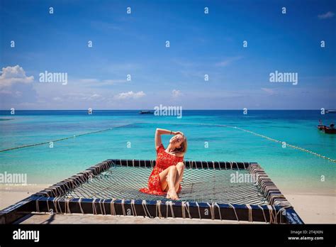 Jeune femme en bikini rouge au soleil Banque de photographies et dimages à haute résolution Alamy