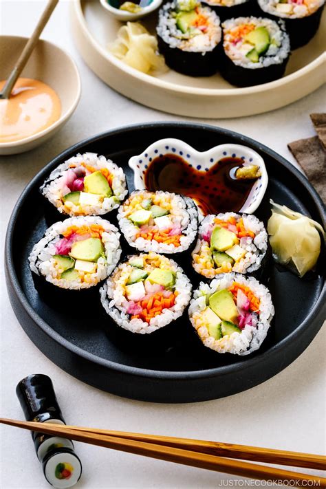 sushi hand roll vs cut roll 1
