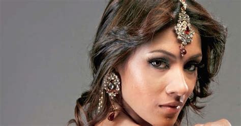 Celebrity Exclusive Showcase Barkha Bisht Sexy Nude Back