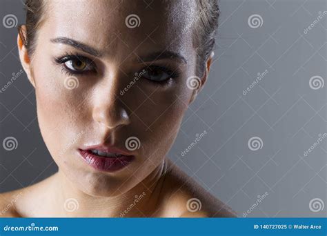 Eine Reizende Brunette Studio Umwelt Modell Poses Ins A Stockbild Bild Von Flirtend