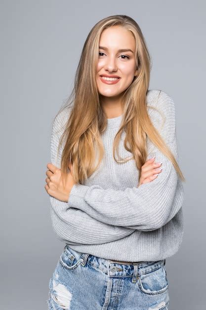 Retrato De Una Mujer Joven Alegre En Su Ter Sonriendo Con Los Brazos