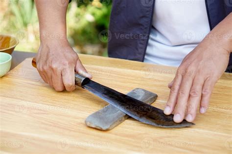 Primer Plano Las Manos Del Hombre Afilan El Cuchillo En El Afilador De