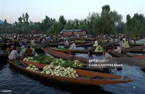 Border Dispute Between India And Pakistan In Kashmir. Marché flottant... News Photo - Getty Images