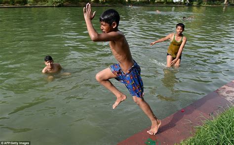 India Battles Against The Heat Of 50c Temperatures Leave Over 800 People Dead Da Daftsex Hd