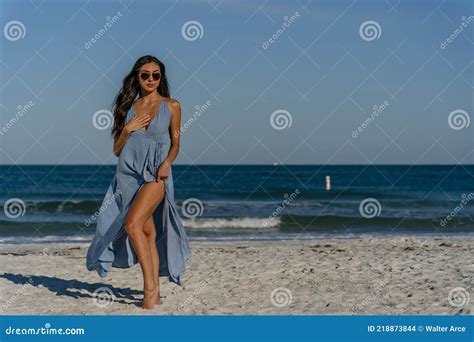Precioso Bikini De Raza Mixta Modelo Posando Al Aire Libre En Una Playa Del Caribe Foto De