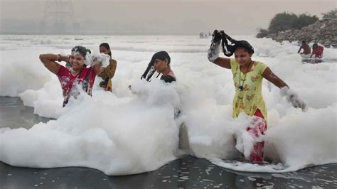 Yamuna River Pollution यमुना की झाग आपको पहुंचा सकती है नुकसान नहाने