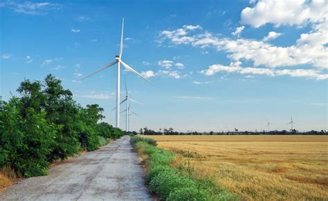 Turbinas E Licas E Campo Agr Cola Em Um Dia Nublado De Ver O Produ O