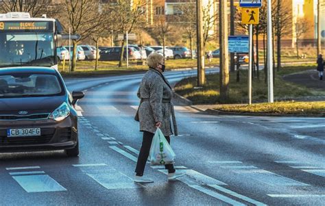 Nowe przepisy dla kierowców i pieszych 2021 Od 1 czerwca wchodzą w