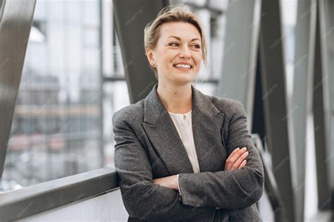 Retrato de una mujer de negocios madura sonriendo con emociones en la