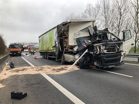 Collision Entre Deux Camions Sur La84 Lautoroute Fermée Dans Le