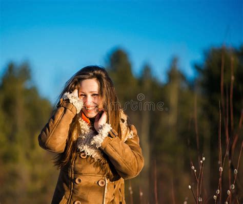 Jonge Blije Aardige Blonde Vrouw Geklede Schapehuidlaag En Sjaal Het Meisje Geniet Van Een Warme