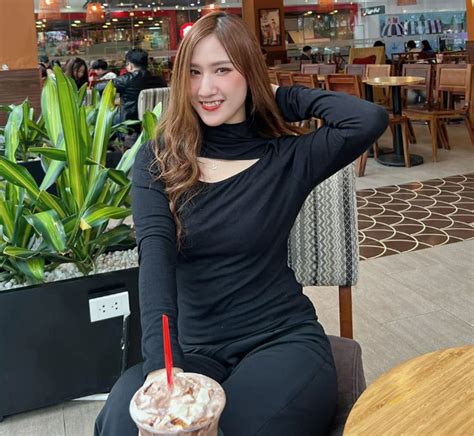 Hot girl bán lạp xưởng vỉa hè khoe 51 huy chương khiến dân mạng phát sốt là ai Page 2 VOZ