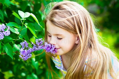 Belle Petite Fille Blonde Avec La Fleur Sentante De Longs Cheveux Photo Stock Image Du Enfance