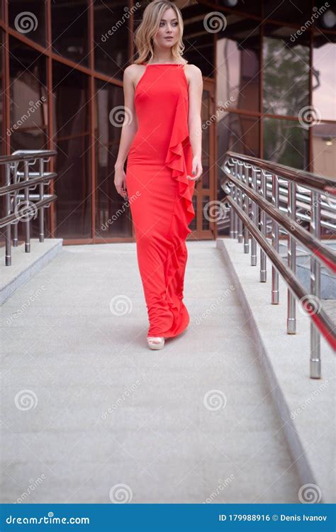 Mooie Sexy Blonde Meid Met Blauwe Ogen In Een Rode Jurk Op Een Mooie Zomerstraat Voor Een