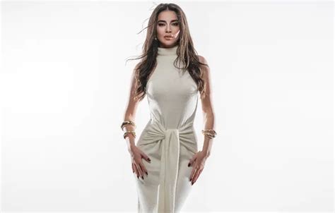 Обои girl sexy hot girl eyes smile beautiful figure model на телефон и рабочий стол