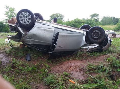 Idosa de 70 anos morre em acidente após motorista desviar de buraco e