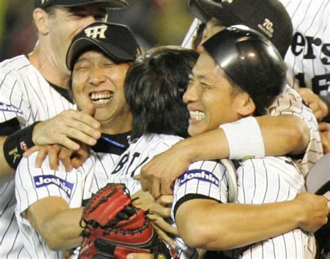 05年9月29日の巨人戦でセ・リーグ優勝を決めて、抱き合って喜ぶ藤川球児（左から2人目） ― スポニチ Sponichi Annex 野球