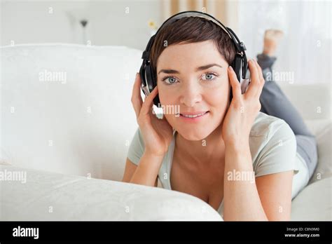 Short Haired Brunette Hi Res Stock Photography And Images Alamy