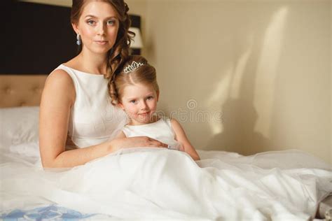 De Mooie Blonde Jonge Moeder En De Dochter Kleedden Zich In Een Stippenkleding Stock Foto