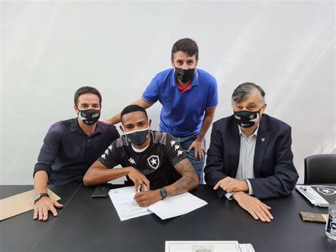 Botafogo Assina Primeiro Contrato Profissional De Marquinhos Multa