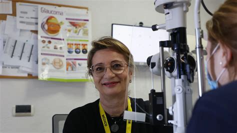 Una Oftalm Loga En El D A Mundial Del Glaucoma Con Un Diagn Stico