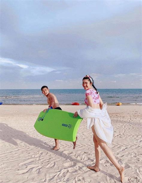 Thúy Ngân diện bikini khoe dáng nóng bỏng bên Jun Phạm