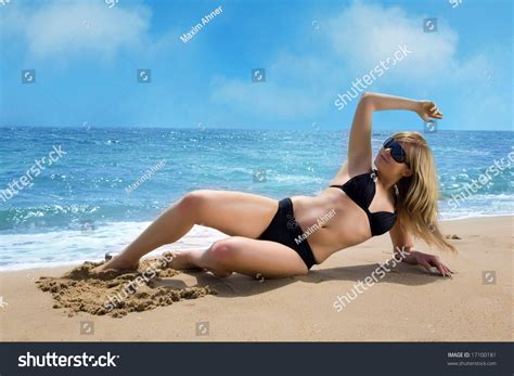 Sexy Girl On Beach On Blue Foto Stok 17100181 Shutterstock