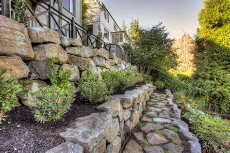 Boulder retaining wall design – eye catching garden wall ideas