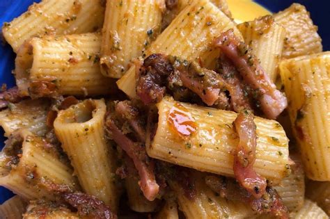 Mezzi Rigatoni Con Crema Di Zucchine Pomodori Secchi E Speck