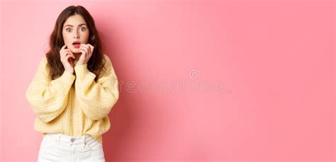 Portrait D Une Brunette Effray E Et Choqu E En Train De Se Branler Et De Tenir La Main Pr S Des