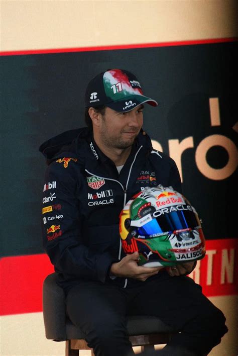 Tvestamoscon Checo P Rez Presenta Casco Que Usar En El Gran Premio