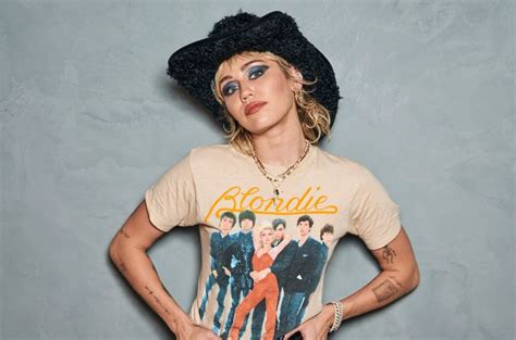 Miley Cyrus A Tutto Campo Tra Dua Lipa Virtual Sex E Cover Di Hole