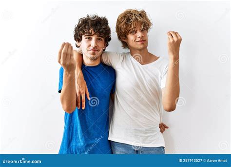 Joven Pareja Gay Parado Juntos En Un Contexto Aislado Haciendo Gesto Italiano Con Expresi N