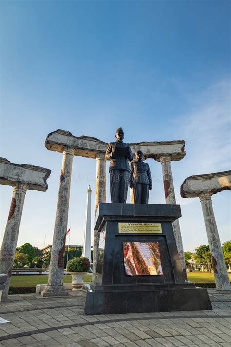 tugu pahlawan  national monument   historical landmark