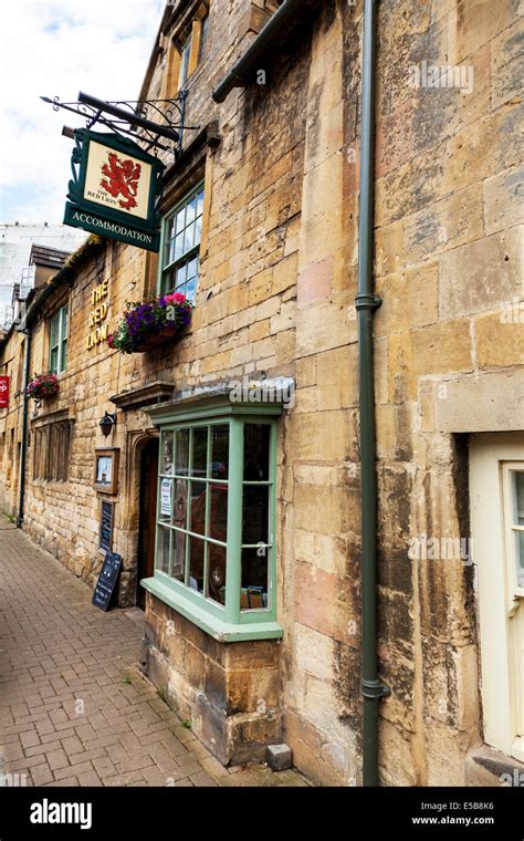 Chipping Campden High Street Red Lion Pub Town In The English Stock
