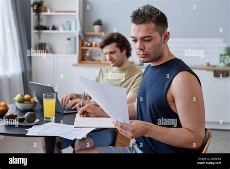 Jeune Homme Gay Font L Amour Banque De Photographies Et Dimages Haute R Solution Alamy