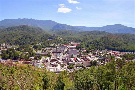 guide   perfect family day  gatlinburg tn