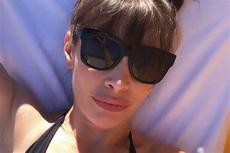 Agnieszka Dygant wprowadza internautów w osłupienie pozując w bikini na plaży Strzaskam się