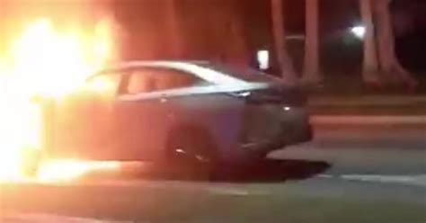 Auto De Turismo Se Incendia En Avenida De La Habana