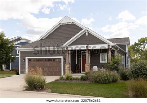 126 Small Ranch Style Home Images, Stock Photos & Vectors | Shutterstock