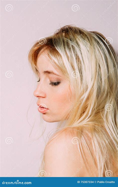 Portrait De Profil De Jeune Femme Blonde Des Images T L Chargez Photos Libres De Droits