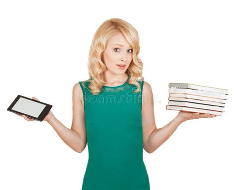 El Blonde Hermoso Delgado Compara Una Tableta Y Los Libros Foto De Archivo Imagen De