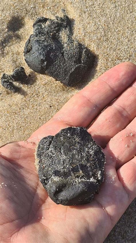 Manchas de óleo reaparecem na Praia do Futuro e em mais 8 praias do