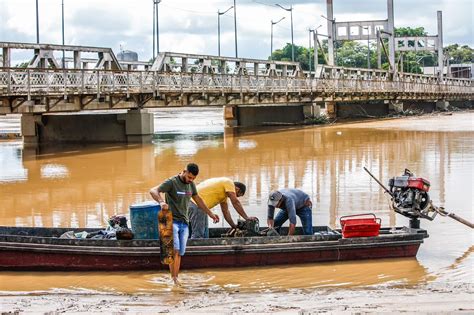 Rio Acre Baixa Mais Doze Cent Metros Na Capital E N Vel Chega A M