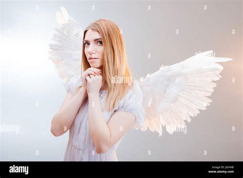 Jeune et belle fille blonde à l image d un ange avec des ailes blanches Photo Stock Alamy